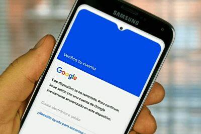 Teléfono inteligente que muestra la pantalla de verificación de la cuenta de Google y solicita un correo electrónico o un número de teléfono para desbloquear el dispositivo.