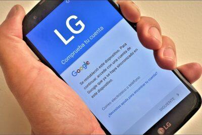 La pantalla del teléfono LG muestra "Comprueba tu cuenta" y el mensaje de inicio de sesión de Google. Eliminando la cuenta de Google.